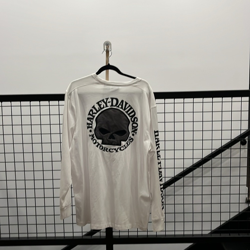 Nice long sleeves t-shirt buy at Harley Davidson store worn about 1 Time.